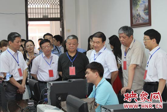 在評卷質(zhì)檢組,工作人員介紹說,今年有四級質(zhì)檢(即小組質(zhì)檢、題組質(zhì)檢、學(xué)科質(zhì)檢、省質(zhì)檢),確保嚴(yán)把質(zhì)量