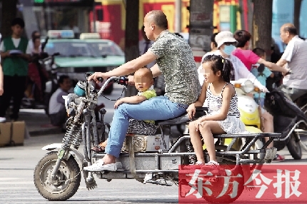 這樣帶著孩子，一個剎車，孩子就有可能摔下車