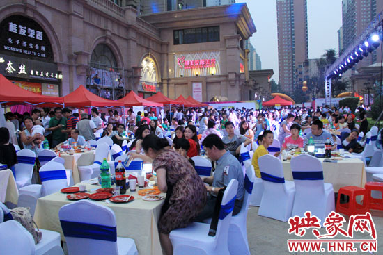 活動(dòng)場(chǎng)面火爆,600多人免費(fèi)大聚餐。