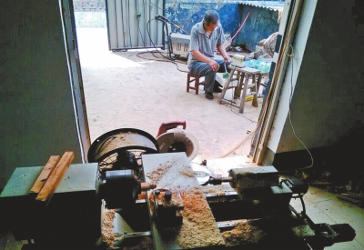 前邊是加工珠子的小車(chē)床,后邊正在拋光珠子。