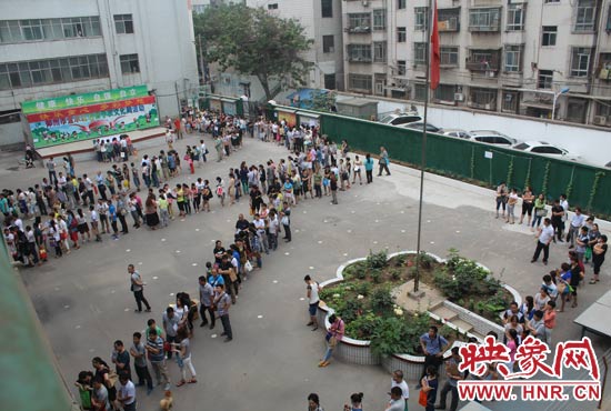 報(bào)名現(xiàn)場(chǎng)從一大早便已排起了長(zhǎng)龍。