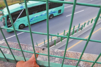 事發(fā)現(xiàn)場(chǎng)的橋梁護(hù)欄上,還留有疑似肇事瀝青塊的碎片。 事發(fā)現(xiàn)場(chǎng)的橋梁護(hù)欄上,還留有疑似肇事瀝青塊的碎片。