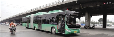 昨日上午，一輛B3快速公交測試車行駛在西三環(huán)的線路上。