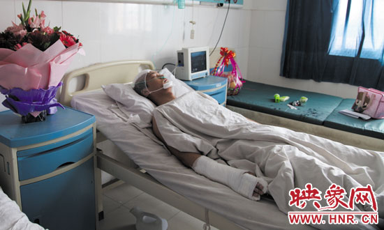 梁亮顱骨骨折、右胳膊肌腱被砍斷,手指受傷。