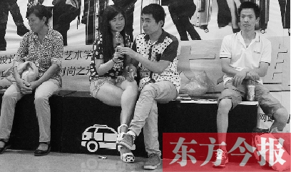 昨天,火車站地一大道納涼點已有許多市民坐在商場的椅子上乘涼 昨天,火車站地一大道納涼點已有許多市民坐在商場的椅子上乘涼