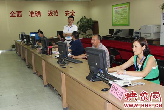 今年我省高招錄取工作正在平穩(wěn)正常開展，圖為投檔組工作人員。