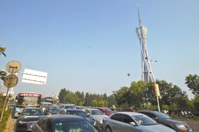 航海路中原福塔門前調(diào)頭口被封閉，等待左轉(zhuǎn)調(diào)頭的車輛排起長(zhǎng)隊(duì)。