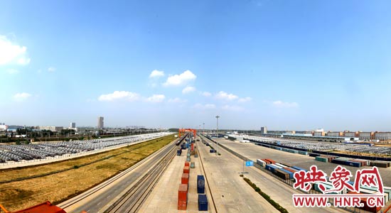 鄭州鐵路集裝箱中心站內(nèi)，滿載貨物的國際班列從這里開出。段晉哲/攝