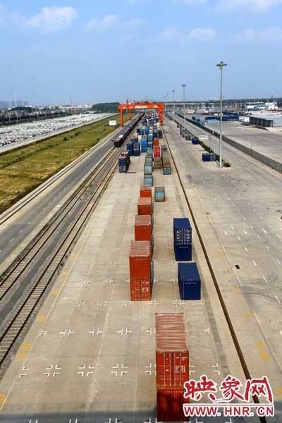 打造成為中西部地區(qū)對外貿(mào)易的“無水港”。段晉哲/攝