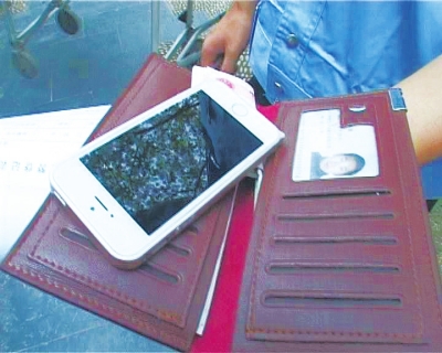 錢包里裝了5000來塊錢，懷里揣著最新的蘋果5S“土豪金”手機