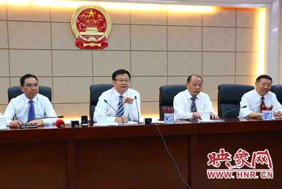 專題詢問會(huì)結(jié)束后，省人大組織召開記者提問會(huì)。