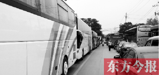 昨日，只能由東向西單行的鄭州市城南路上，闖進(jìn)了由西向東行駛的大巴車，造成嚴(yán)重交通擁堵