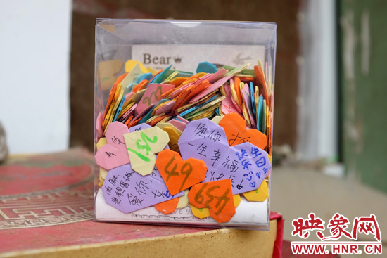 王書佳的床邊放著一個玻璃瓶子，里面是521顆紙心，是生日的時候同宿舍的朋友送給她的。