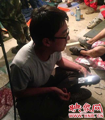 河南新聞廣播記者朱奕名深夜采訪受災(zāi)群眾