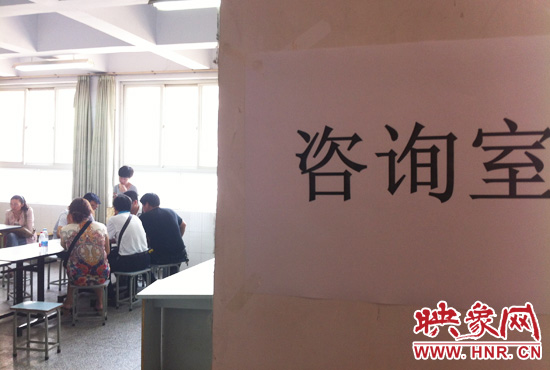 在金水區(qū)教體局設立的“復議”現(xiàn)場，家長們提出了各式各樣的問題。