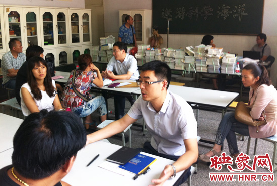 各區(qū)受理咨詢的教育部門工作人員對于提出的問題一一作出解答。