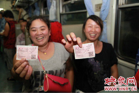 進疆棉農(nóng)展示前往烏魯木齊的車票。