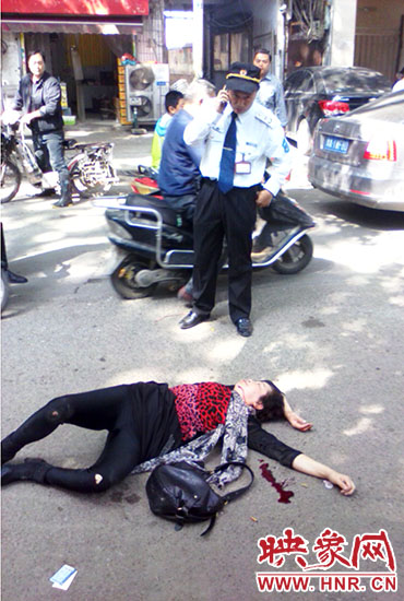 一名老年人當場昏迷。