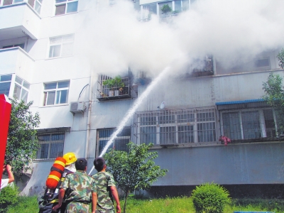 陽臺(tái)內(nèi)的火勢(shì)得到控制