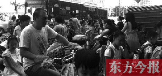 9月4日下午，文化路一小附近，大批陪讀家長接孩子。