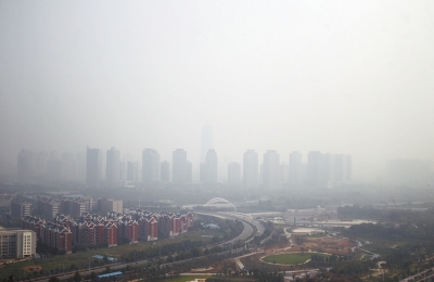 玉米秸稈煙淹了“大玉米”10月7日，霧霾籠罩下的鄭東新區(qū)CBD。