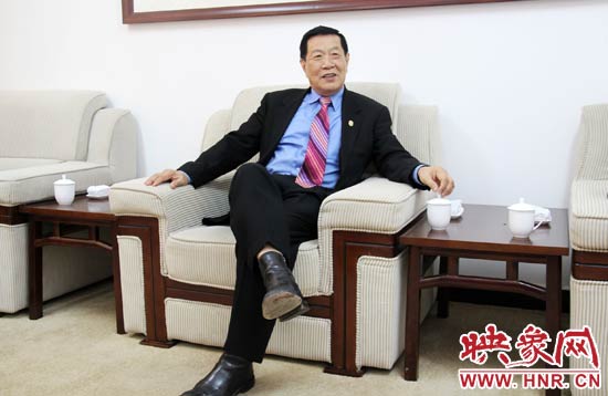 以精湛讀到的刑偵鑒識(shí)技術(shù)享譽(yù)國(guó)際的李昌鈺博士，被譽(yù)為“當(dāng)代福爾摩斯”。