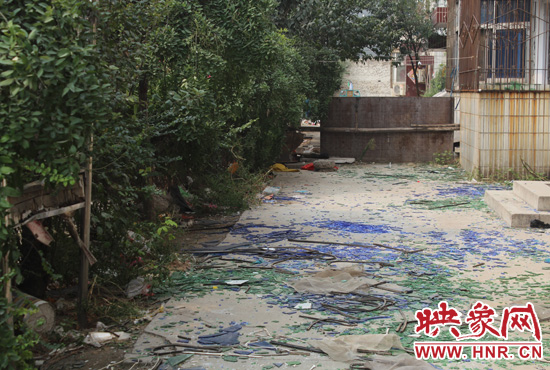 社區(qū)內(nèi)已是狼藉一片。