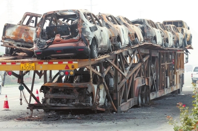 鞏義一載車(chē)貨車(chē)意外起火 車(chē)上18輛新車(chē)全被燒毀