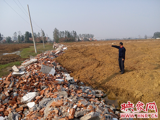 村民指著被賣掉的土地 村民指著被賣掉的土地