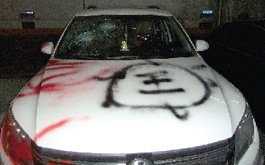 鄭州小區(qū)白色越野車遭襲 車身被噴多個(gè)烏龜圖案 鄭州小區(qū)白色越野車遭襲 車身被噴多個(gè)烏龜圖案