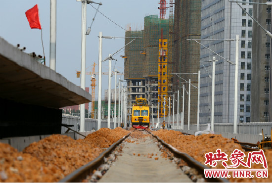 工程車在鋪好的軌道上忙碌不停。