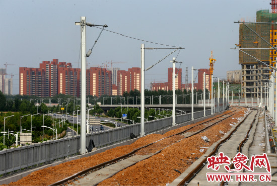 現(xiàn)代化的城際鐵路為日新月異的城市發(fā)展帶來了新的活力。