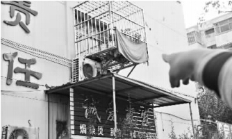 發(fā)生矛盾的一二樓鄰居，喇叭就安裝在二樓窗口。