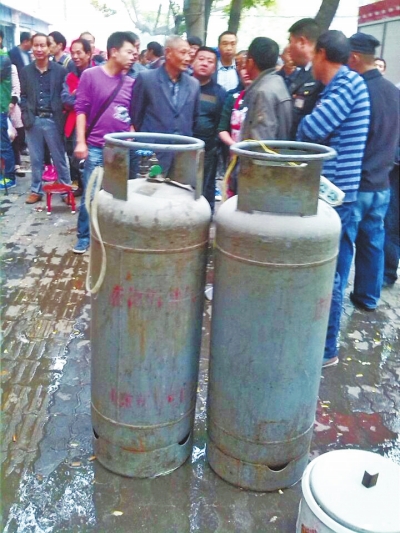 這兩個(gè)大塊頭沒事，眾人懸著的心平靜下來。