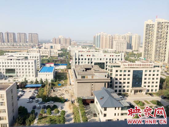 一座4層的建筑樓頂蓋上了四合院。