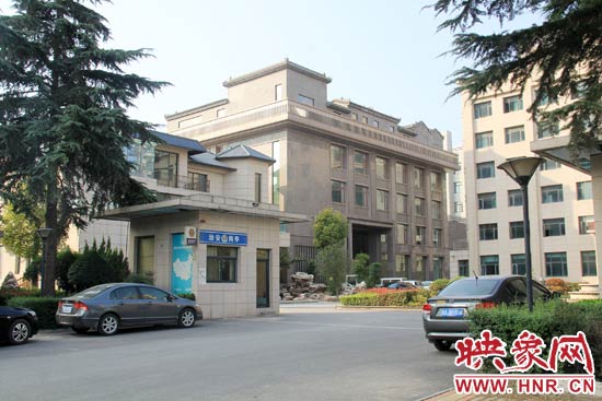 據(jù)這座建筑的一名工作人員稱，整座建筑為海龍集團所有，房屋建成之后用作公司紅木家具展示。