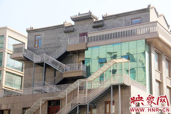 這座建筑的背面，已建好步梯。