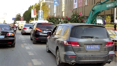 中原路華山路口,花壇擋了進(jìn)入地下商場(chǎng)的車流 中原路華山路口,花壇擋了進(jìn)入地下商場(chǎng)的車流