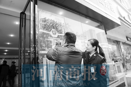 市民正在掃描二維碼，加關(guān)注