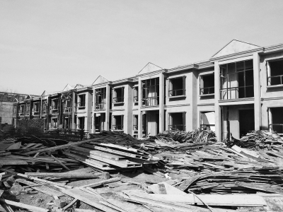 別墅群現(xiàn)場，工人正在施工，部分建筑已經(jīng)封頂。