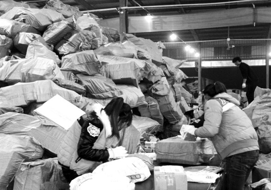 “雙十一”過后快遞業(yè)迎來投遞高峰，鄭州一家快遞公司網(wǎng)點內，快遞堆積如山，分揀員24小時不間斷工作