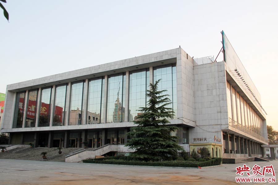 省人民會(huì)堂樓頂西側(cè)的廣告牌已經(jīng)全部拆除完畢，現(xiàn)場(chǎng)的施工人員和機(jī)械設(shè)備已經(jīng)全部撤離。