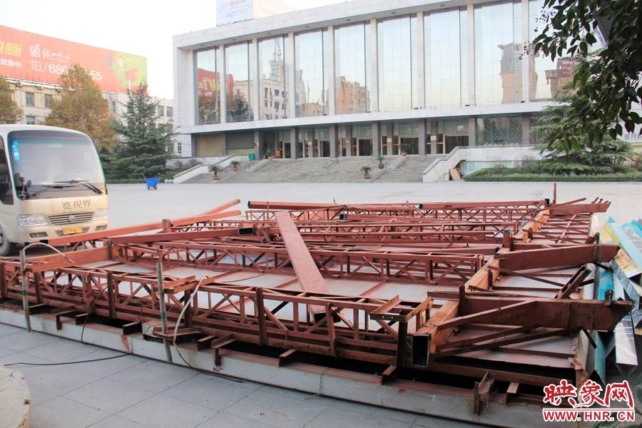 受天氣影響，拆除工作暫時(shí)中止。