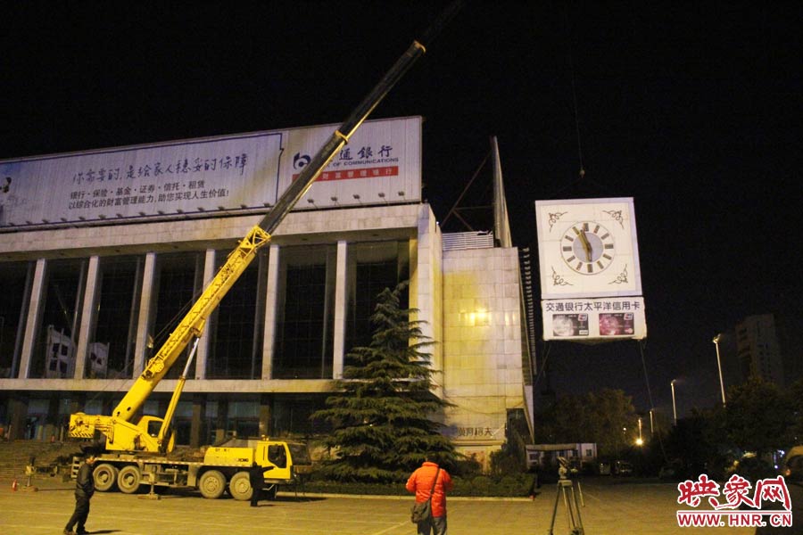 23點(diǎn)左右，位于樓頂東南角的第一塊牌被卸掉。