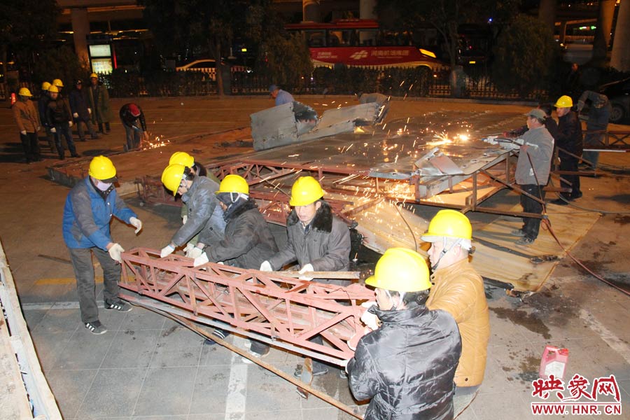 工人們揮動(dòng)鐵錘，加快拆除進(jìn)度。