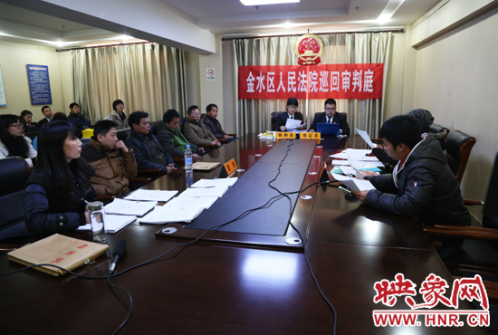 12月2日上午9點(diǎn)，鄭州市金水區(qū)法院將法庭搬到了經(jīng)八路辦事處，并案審理了這6起勞務(wù)糾紛案件。