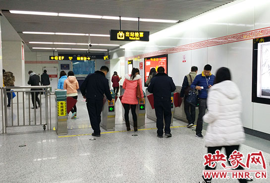 出站閘機(jī)口并沒有地鐵工作人員。