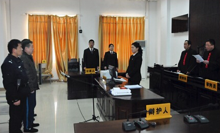 審判現(xiàn)場(chǎng) 圖片來(lái)源：豫法陽(yáng)光微博