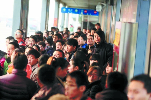 早高峰期，很多上班族在此換乘