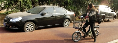 緊臨西三環(huán)一小區(qū)門(mén)口停的轎車(chē)，8輛車(chē)車(chē)胎被扎